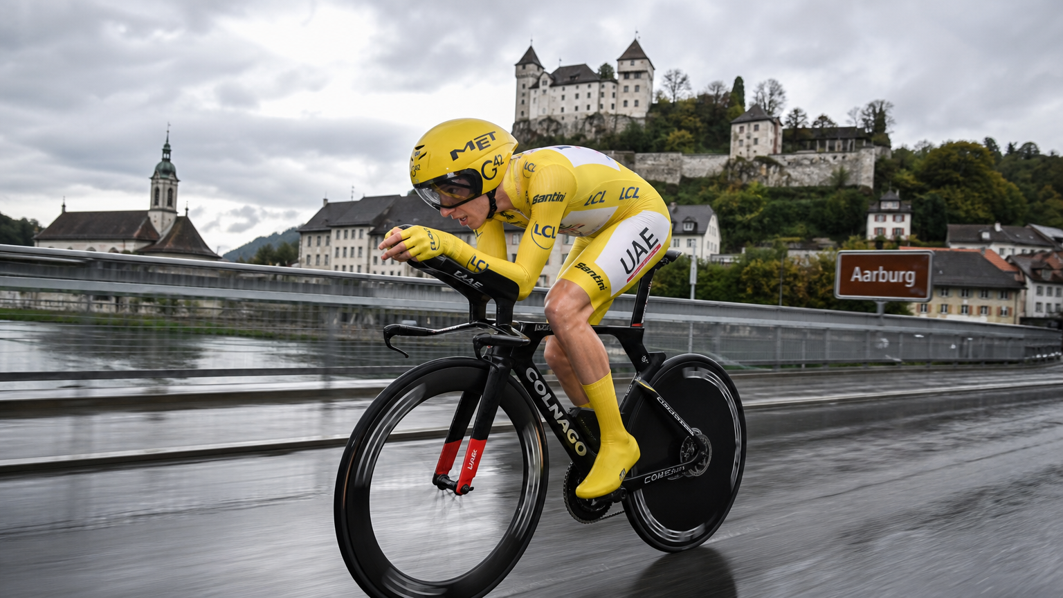 Tadej Pogačar em posição aerodinâmica máxima durante o contra-relógio de Aarburg, Tour de Suisse 2026