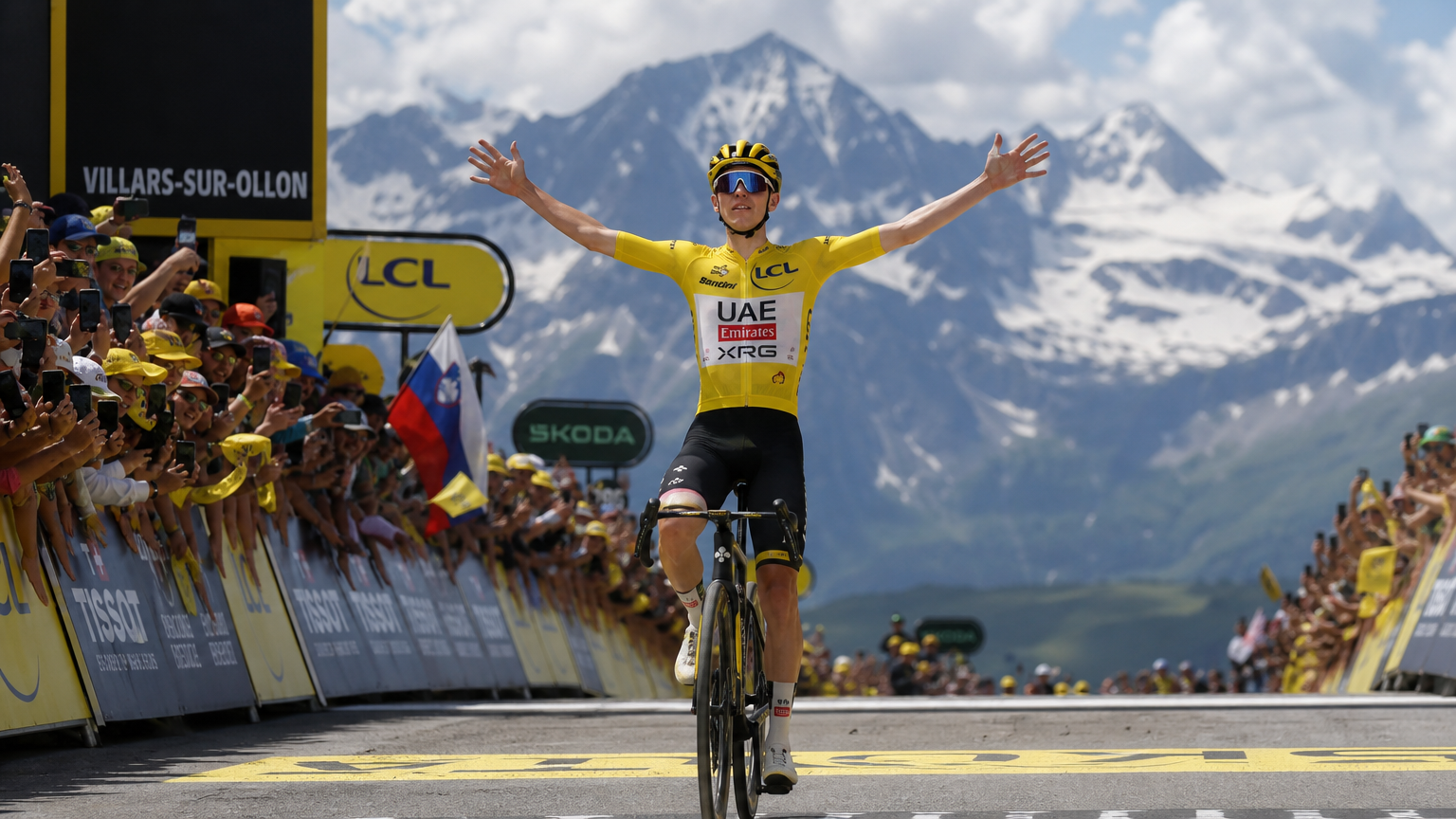 Tadej Pogačar comemorando a vitória na 5ª etapa e o título geral do Tour de Suisse 2026 em Villars-sur-Ollon
