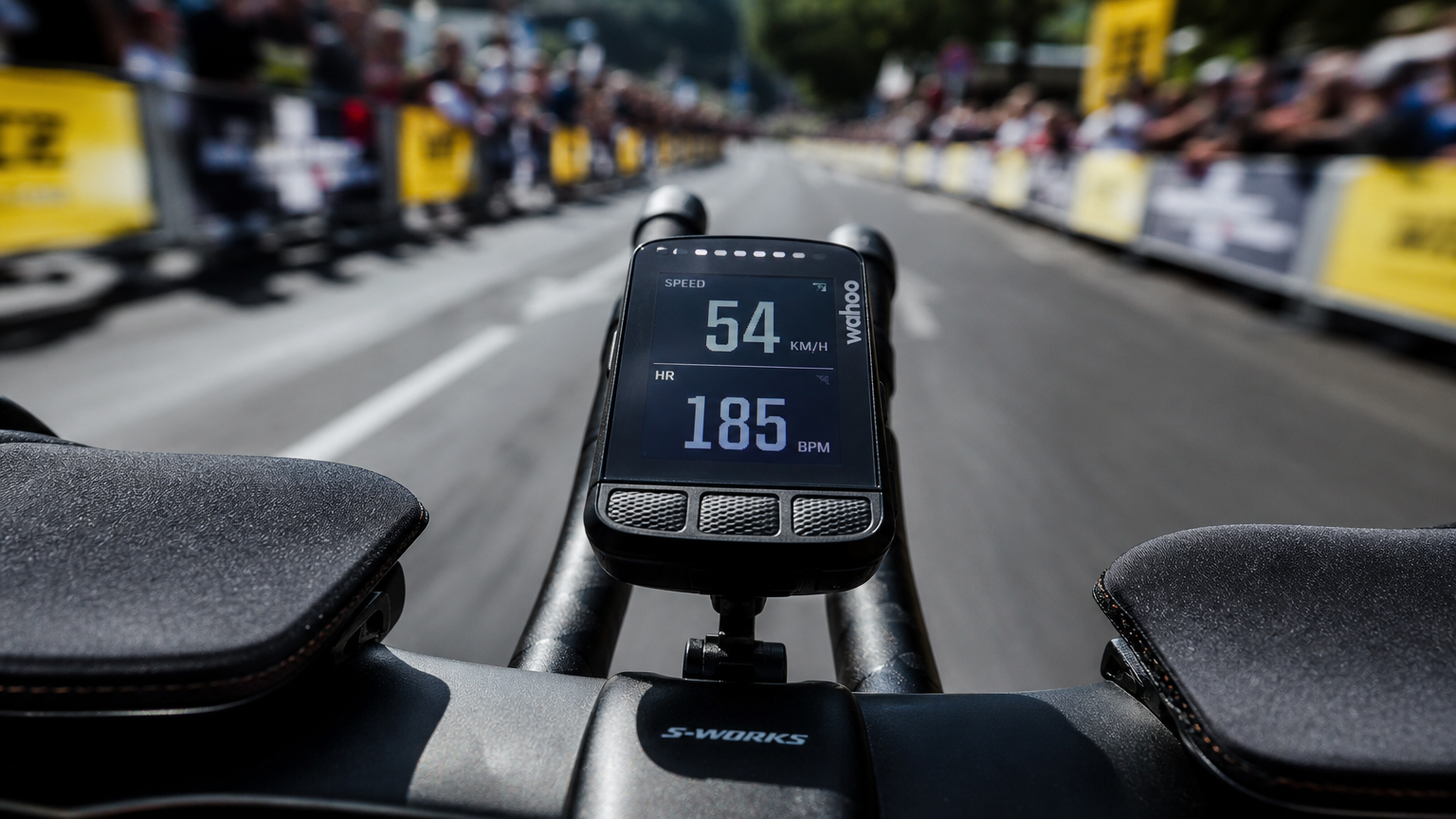 Detalhe técnico de um computador de bordo de ciclismo durante o contra-relógio de alta intensidade no Tour de Suisse