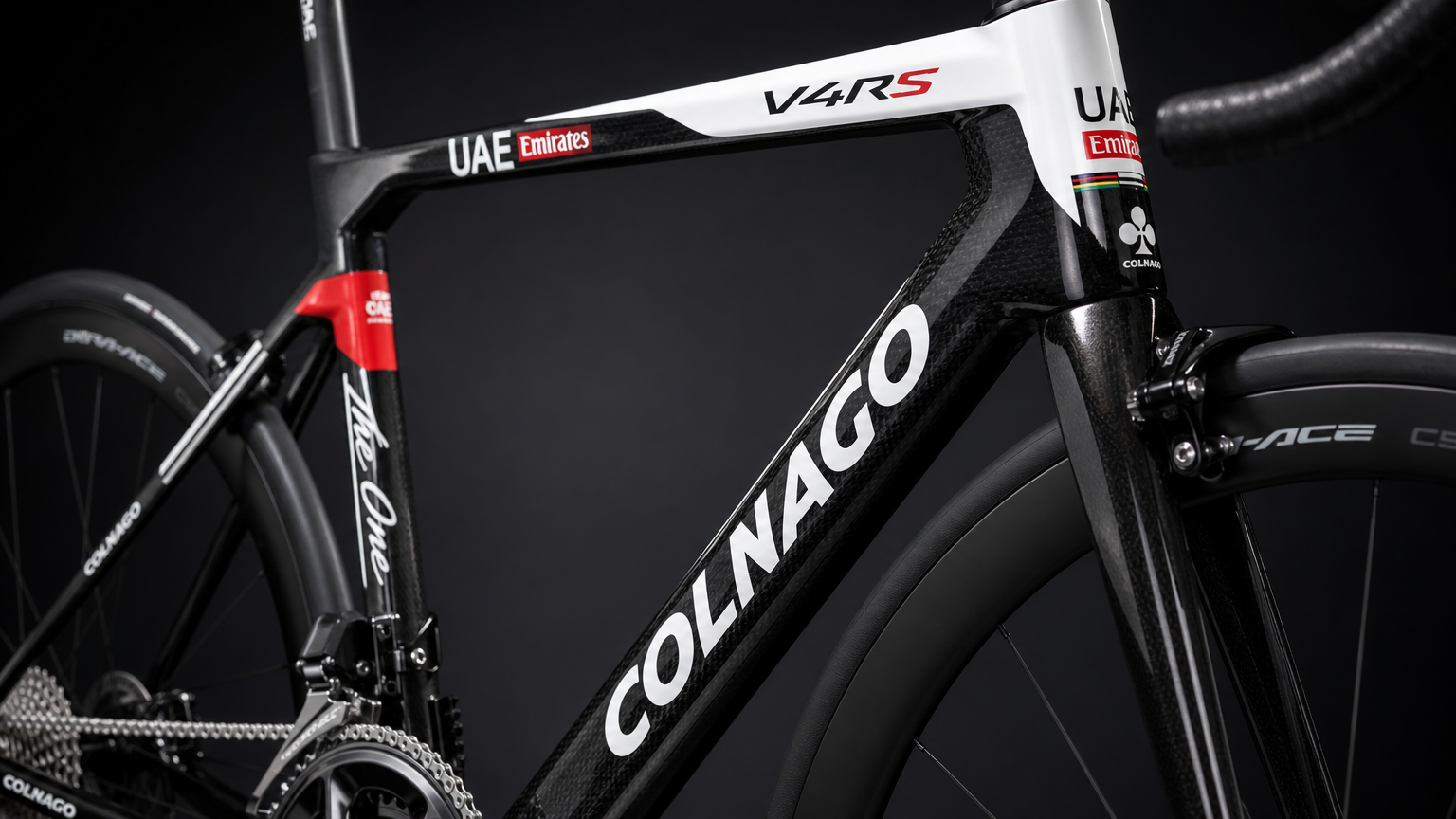 Close-up da bicicleta Colnago V4Rs da UAE Team Emirates, destacando o quadro de carbono e os componentes Shimano Dura-Ace