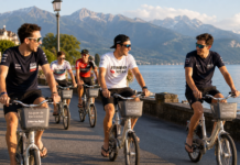 Tour de France 2026: Dia 02 de descanso Ciclistas profissionais do Tour de France pedalando bicicletas alugadas minúsculas no dia de descanso em Évian-les-Bains