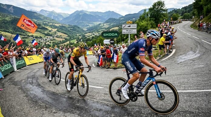 france-2026-etapa-17-van-der-poel-fuga Grupo de fuga liderado por Van der Poel na 17ª etapa do Tour de France 2026. Imagem gerada por IA.
