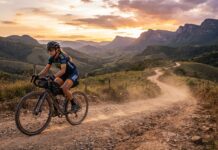 Gravel no Brasil vive ano histórico em 2026 cena de gravel bike em estrada de terra no interior do Brasil, paisagem montanhosa ao fundo, horário dourado