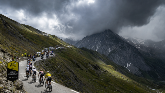 pelotao-tourmalet-etapa-6-tour-2026-capa Pelotão do Tour de France 2026 sobe o Col du Tourmalet na etapa 6 sob céu de tempestade nos Pirineus