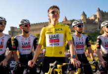 Tour de France 2026: Etapa 4 – Carcassonne → Foix: O que esperar? Tadej Pogacar com a camisa amarela de líder ao lado da equipe UAE Emirates-XRG em Carcassonne, fortaleza medieval ao fundo, preparação para a Stage 4 do Tour de France 2026