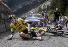Tour de France 2026: Evenepoel vence 15ª etapa Jonas Vingegaard caído no asfalto durante a 15ª etapa Tour de France 2026 após queda violenta na descida em direção ao Plateau de Solaison