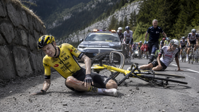 queda-vingegaard-15a-etapa-tour-de-france-2026-plateau-solaison-capa Jonas Vingegaard caído no asfalto durante a 15ª etapa Tour de France 2026 após queda violenta na descida em direção ao Plateau de Solaison