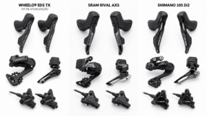 Comparativo profissional de três grupos eletrônicos sobre fundo branco. Esquerda: Wheeltop EDS TX (kit upgrade com câmbios carbono e pinças de disco). Centro: SRAM Rival AXS. Direita: Shimano 105 Di2. Todos com freio a disco hidráulico, sem pedivelas, sem correntes.