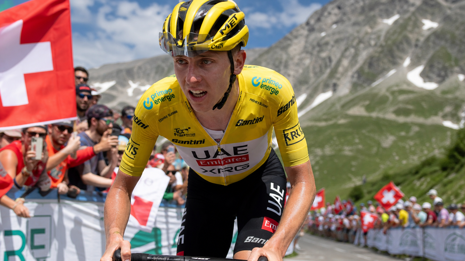 Tadej Pogačar atacando com a camisa amarela na subida final de Locarno, Tour de Suisse 2026
