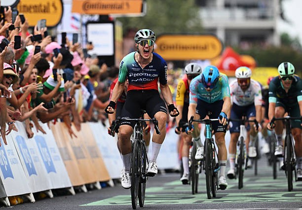 tdf2026-etapa5-kooij-vitoria-capa Olav Kooij da Decathlon CMA CGM vence a etapa 5 do Tour de France 2026 em Pau, sprint caótico com queda nos metros finais