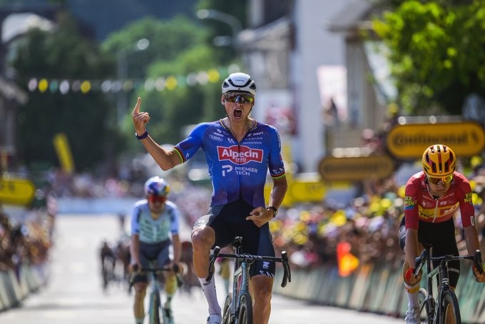 tdf2026-etapa9-van-der-poel-vitoria-ussel-capa Mathieu van der Poel da Alpecin Premier Tech vence a etapa 9 do Tour de France 2026 em Ussel sob calor extremo