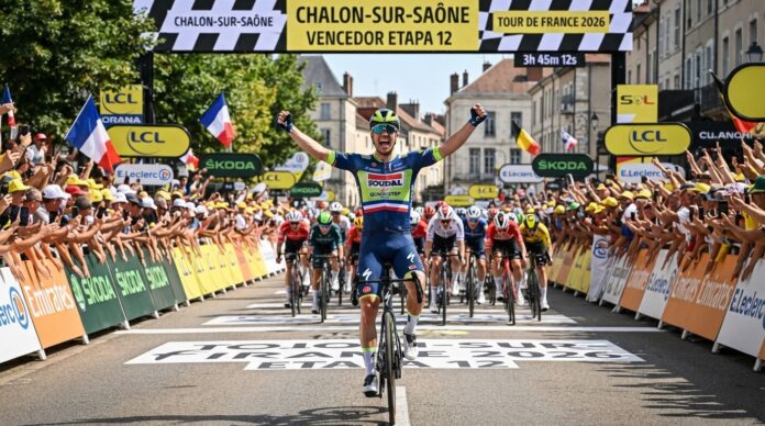 tim-merlier-vence-12a-etapa-tour-de-france-2026-capa Tim Merlier da Soudal Quick-Step cruza a linha de chegada com os braços erguidos após vencer a 12ª etapa do Tour de France 2026 em Chalon-sur-Saône