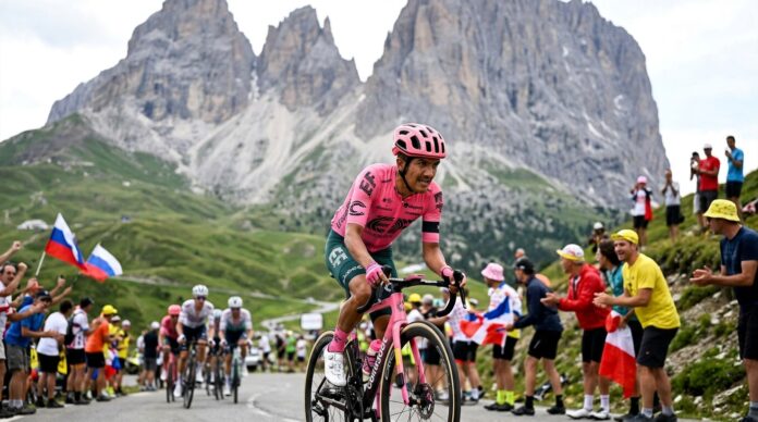 tour-france-2026-etapa-18-carapaz-ataque Richard Carapaz ataca na subida final da 18ª etapa do Tour de France 2026. Imagem gerada por IA.