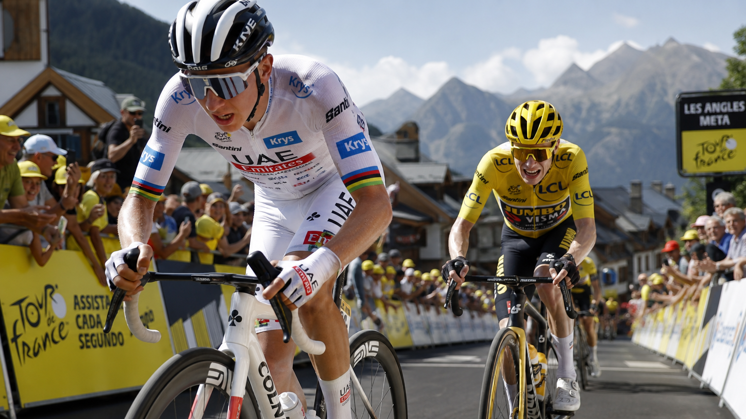 UAE Team Emirates puxando o pelotão nos Pirineus durante a Stage 3 do Tour de France 2026, múltiplos ciclistas da equipe na frente