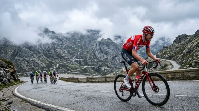 ataque-alexis-guerin-4a-etapa-volta-portugal Ataque isolado de Alexis Guérin na subida da Torre, na 4ª etapa da Volta a Portugal 2026. Imagem gerada por IA.