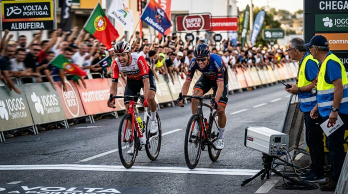 photo-finish-2a-etapa-volta-portugal Disputa ao milímetro entre Santiago Mesa e Daniel Cavia no sprint da 2ª etapa da Volta a Portugal 2026. Imagem gerada por IA