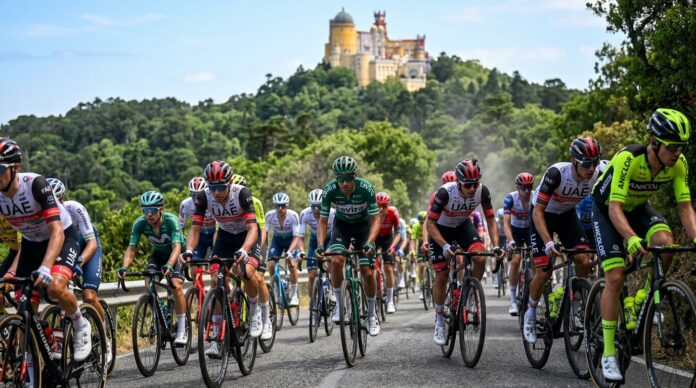 volta-a-portugal-2026-etapa-1-pelotao-sintra Pelotão sobe o Alto de São Pedro de Sintra na 1ª etapa da Volta a Portugal 2026. Imagem gerada por IA.